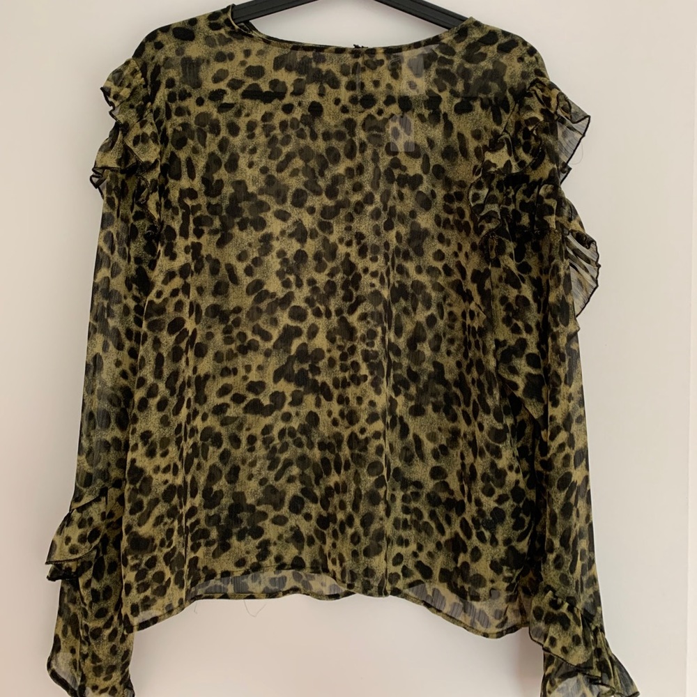 Leo top